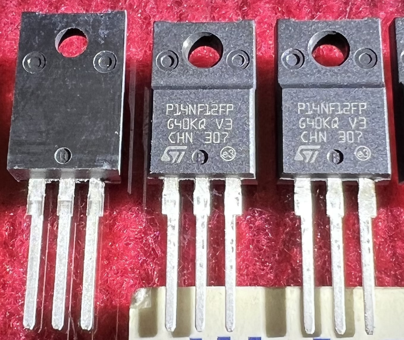 P14NF12FP STP14NF12FP 14N12 ST TO-220F